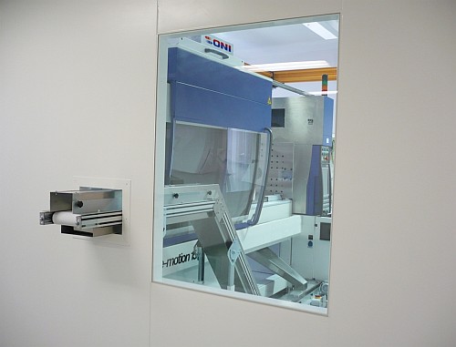 ONI-Wärmetrafo GmbH - Blick auf Spritzgiessmaschine mit FFU ONI-Wärmetrafo GmbH - Blick auf Spritzgiessmaschine mit FFU