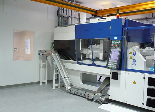 ONI-Wärmetrafo GmbH - Grauraum mit Spritzgiessmaschine mit FFU Einheit ONI-Wärmetrafo GmbH - Grauraum mit Spritzgiessmaschine mit FFU Einheit