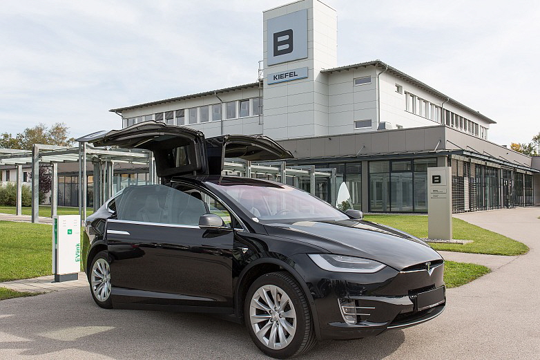 Kiefel - Tesla Bild 4 Kiefel - Tesla Bild 4